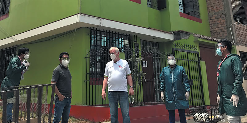 Fr. Cathal with "Si da Vida" personnel outside the organization's center in Lima