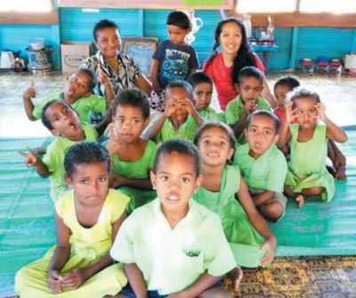 Columban Lay Missionary Jennifer with school class in Fiji