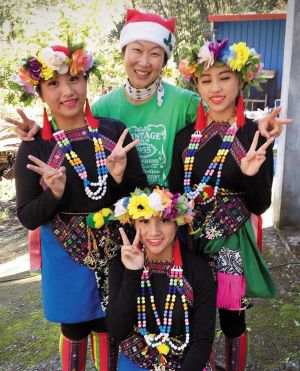 Sihyeon with students in their aboriginal dress