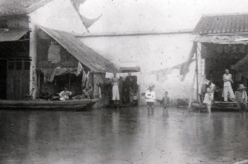 Flooded houses in Hanyang with people leaving in boats.