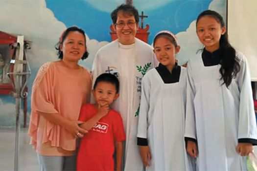Fr. Cireneo, Regina and her children