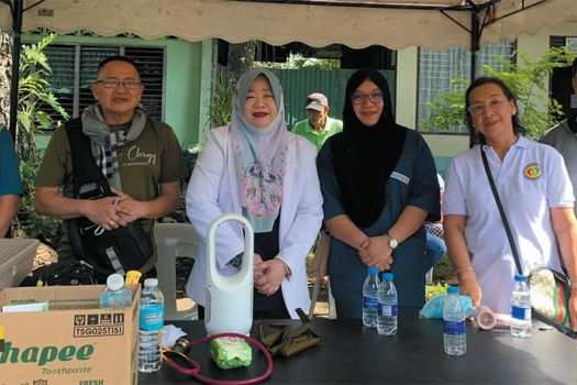 Fr. Ramon Torres (second from left) with Muslim women doctors and Alito (far right)
