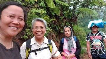 Columban missionaries Sr. Ashwena Apao (left) and Sr. Minerva Dangaran (second from left) and friends in the Philippines.