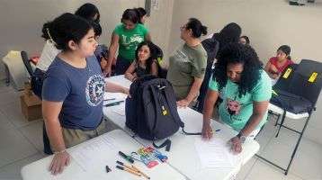 Voluneers helping migrant children in Cuidad Juarez