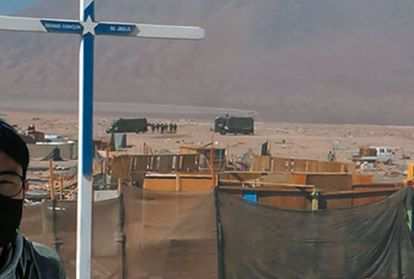 Yo Sup Park standing by a cross in Alto Hospicio, Chile