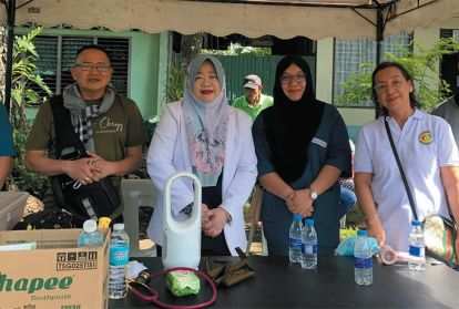 Fr. Ramon Torres (second from left) with Muslim women doctors and Alito (far right)