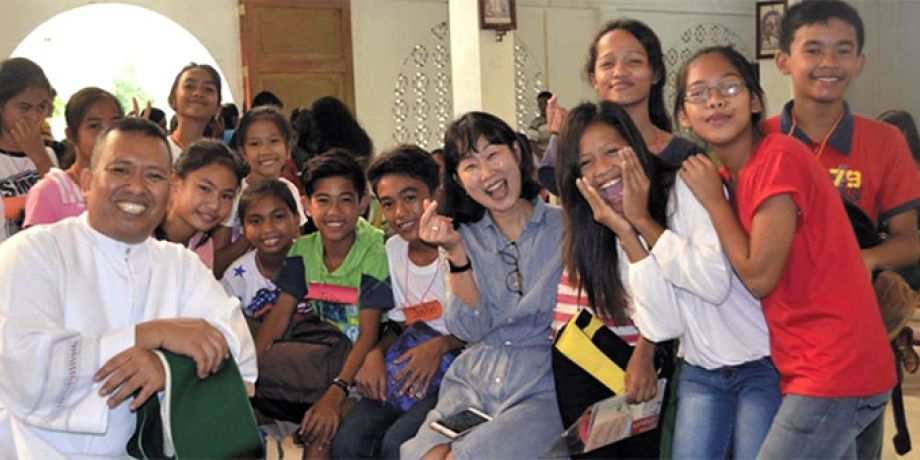 Sihyeon and Columban Fr. Rolly with a youth group in the Philippines