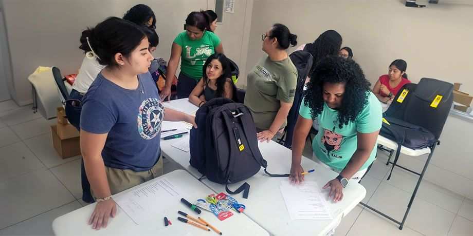 Voluneers helping migrant children in Cuidad Juarez