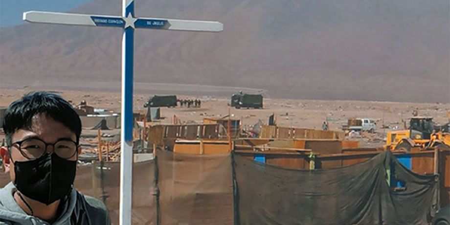 Yo Sup Park standing by a cross in Alto Hospicio, Chile
