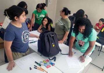 Voluneers helping migrant children in Cuidad Juarez